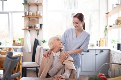 Aide à domicile pour un proche âgé : ce qu'il faut vraiment vérifier avant de se lancer