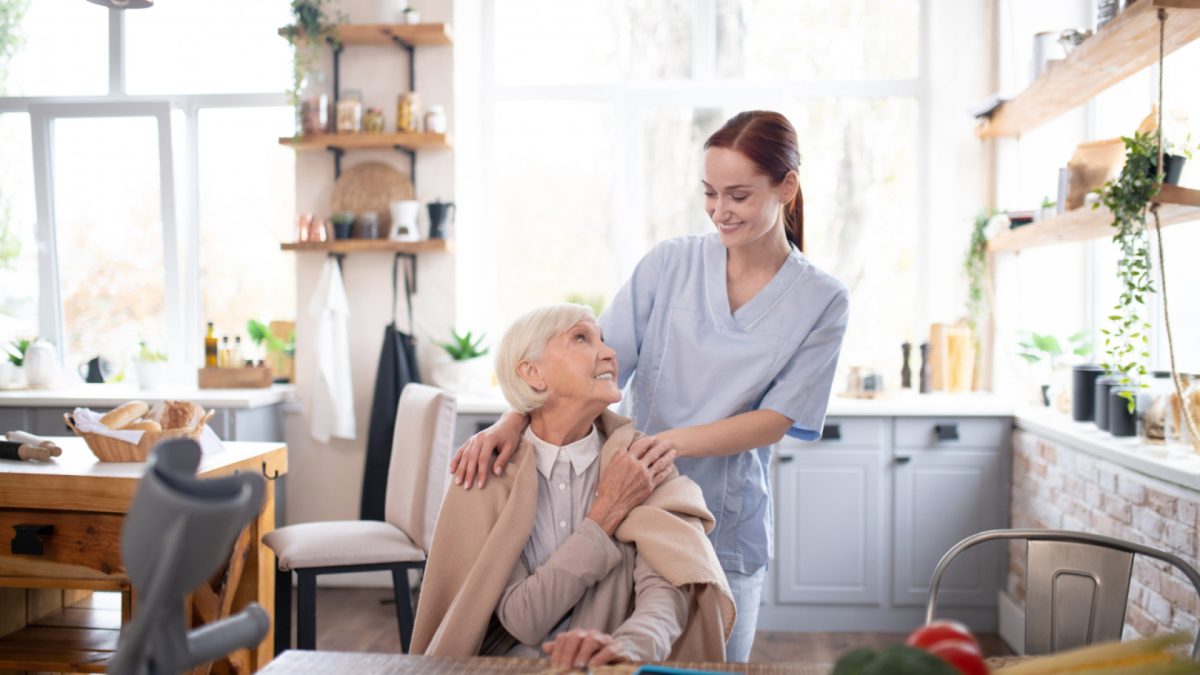 Aide à domicile pour un proche âgé : ce qu'il faut vraiment vérifier avant de se lancer