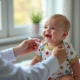 Bébé souriant lors d'une vaccination dans un cabinet pédiatrique