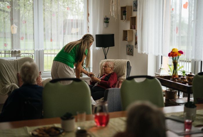 Bien vieillir à Martigues : quelles solutions pour accompagner les seniors au quotidien ?