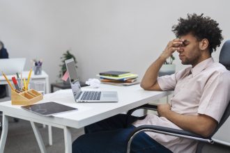 Fatigue au travail : pourquoi votre cerveau craque avant la fin de journée ?